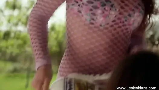 Rebekah ve Tereza ateşli lezbiyen