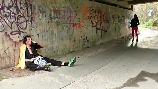 Büyük götlü esmer orta yaşlı seksi kadın banyoda sikiliyor