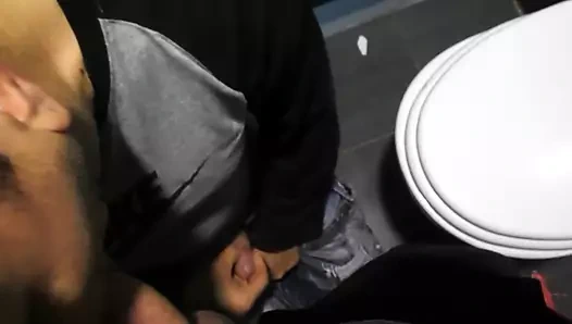 Homosexual din Bucuresti suge pula