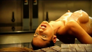 Çıplak Macar oyun arkadaşı tanrıça çikolatada kendini kaplıyor