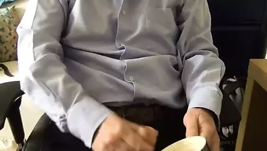 Evli kesilmemiş takım baba bir kahve fincanı içinde boşalan