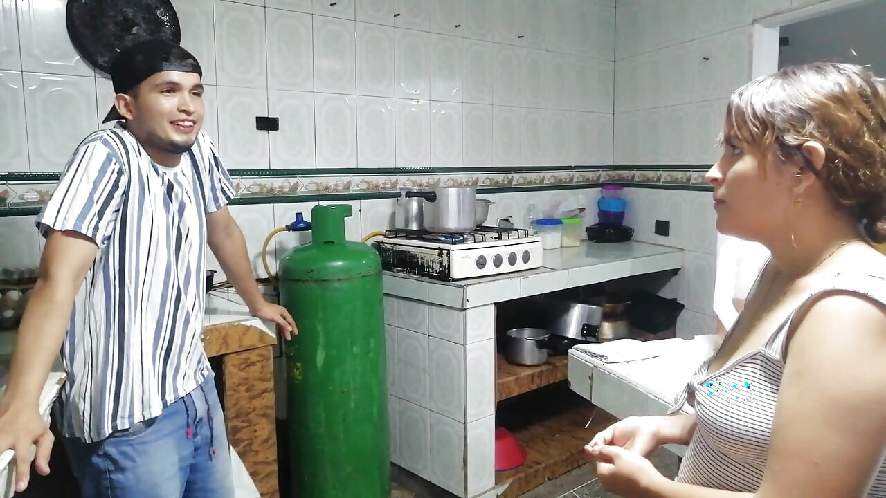 AZıYORUM VE TESISATÇıYı SIKIYORUM
