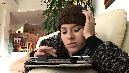 Çarpıcı sarışın orta yaşlı seksi kadın lezbiyen üvey kızını baştan çıkarıyor