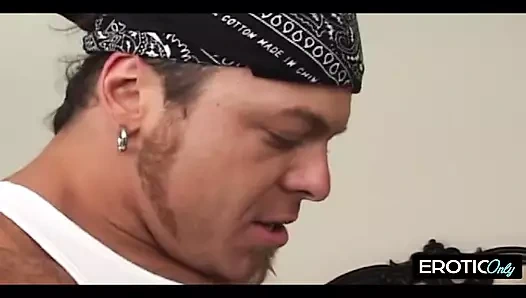 Klasik yatak odası çılgınlığı - büyük memeli esmerler