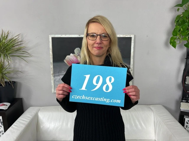 Çek milf bazı iş için bacaklarını yayılır