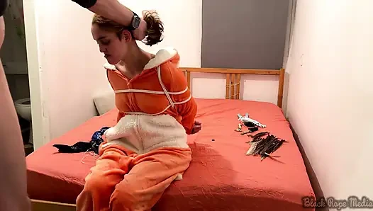 Miriam bağlı ve onesie içinde gıdıklıyor