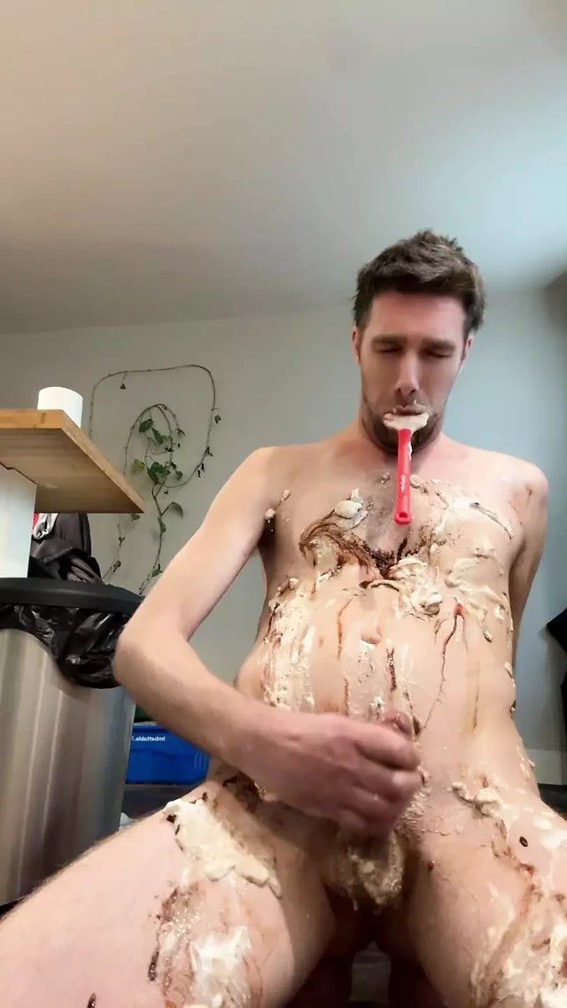 İbne herkese itaat ediyor!