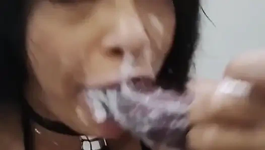 Yaramaz öğrenci banyoda boğazını sikiyor