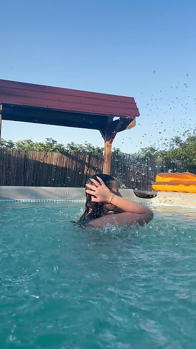 Minik bikinili seksi havuzda azdırma