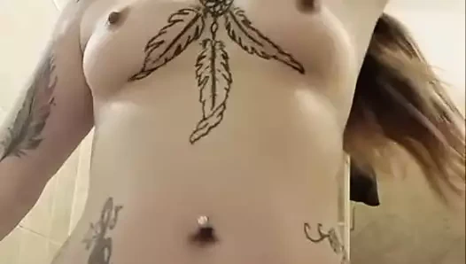 Ayakta soyunuyor ve parmaklıyor