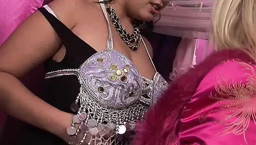 Azgın büyük memeli orta yaşlı seksi kadınlar ile butikte üçlü sikiş