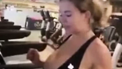 Fitness stüdyosunda kız büyük doğal ttts