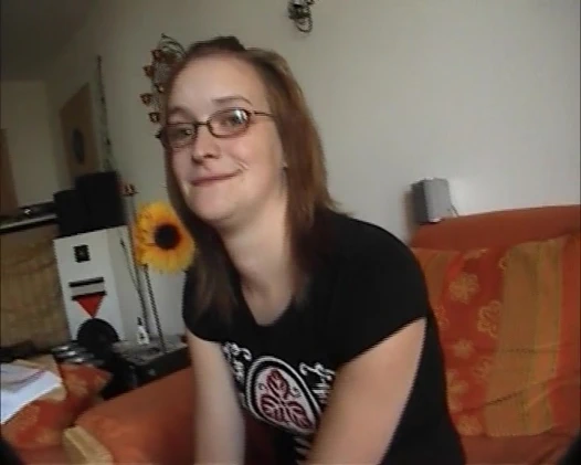 Almanya'dan seksi bir esmer bayan, beceriksizliğinin derinliklerinde kalın bir horoz tapıyor