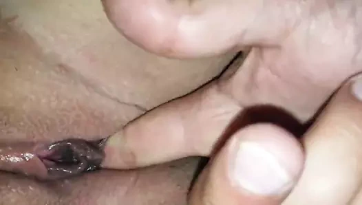 Arkadaşım, eşimin kedisini parmaklıyor.