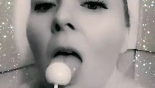 Kedi oyundan önce çıkar