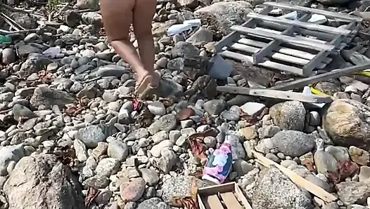 Terk edilmiş plajın izinde tanga bikinili sıcak esmerler lezzetli