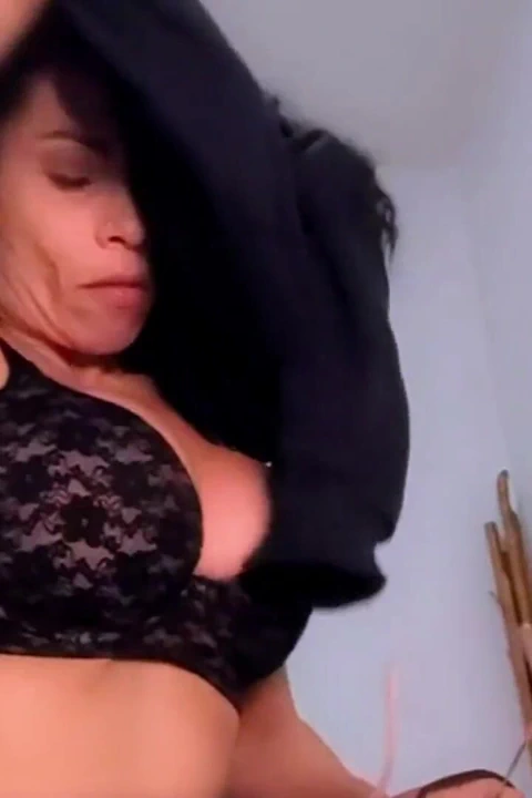 Açgözlü Natzinha Morena dev bir tıkaçla dolu götüyle sert emiyor