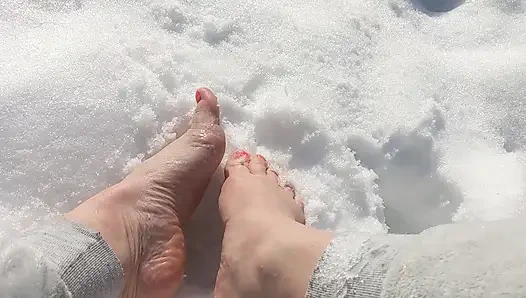 Karda çıplak ayakla yürüyorum, kar ayak parmaklarımın altında çıtırtılıyor.