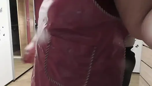 Kauçuk önlükte terlikleri düzleştiriyorum