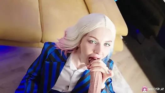 Seksi yaramaz kız Dolly Rud kanepede sert bir yarakla oynuyor.