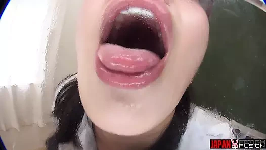 Kalın tükürük sert vuruyor. Sırılsıklam dil iç çamaşırları. Öğretmen Tomoka Akari, ağzı açık, seni besliyor... ve senin fetişin