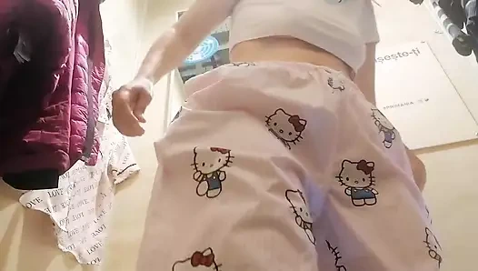 Seksi ve yaramaz orta yaşlı seksi kadın çıplak kıyafetler deniyor. Kıllı amcıklı latin kadın kıyafetlerini deniyor