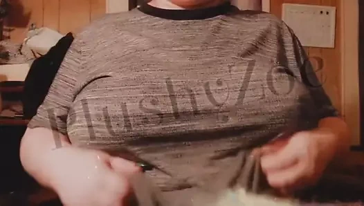 Milf hızlı bir meme damlası yapar ve ardından göğüsleriyle oynar.