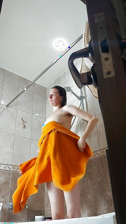 Duş kapısını kapatmayı unuttu, kıllı orta yaşlı seksi kadın