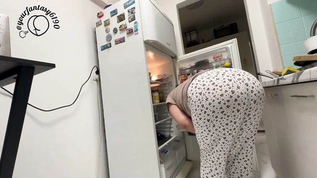 Buzdolabımı kokmuş osuruklarla dolduruyor