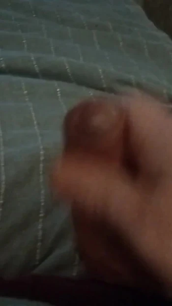 Незабываемый момент из "Бойфренд моего друга лежал в постели и дрочит его член, пока мы смотрим и испытываем оргазм"