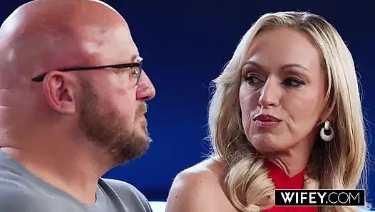 Evli sarışın orta yaşlı seksi kadın holly kocası filme alırken büyük zenci yarağı tarafından dolduruluyor