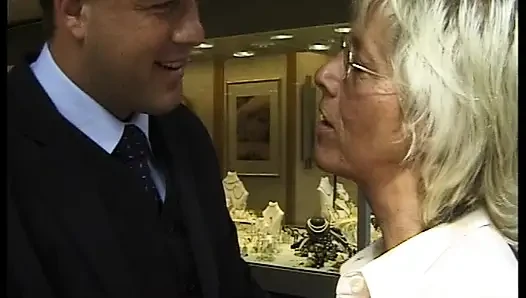 Büyük memeli Alman genç erkek avcısı doğada yarağa biniyor