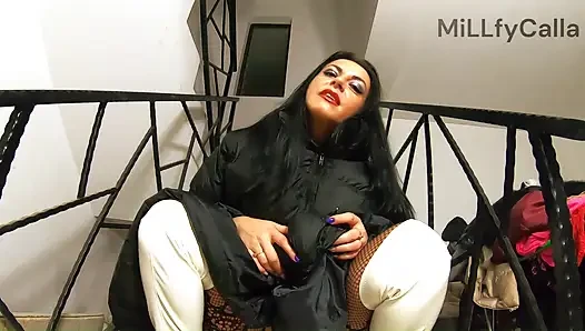 Merdivenlerde siyah deli fetişi. Bodystocking, parlak çizmeler ve samimi azdırma