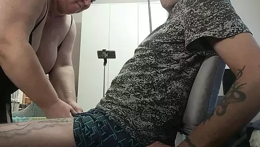 Derin bir sakso çektikten sonra üvey annemin göğüslerine boşalıyorum