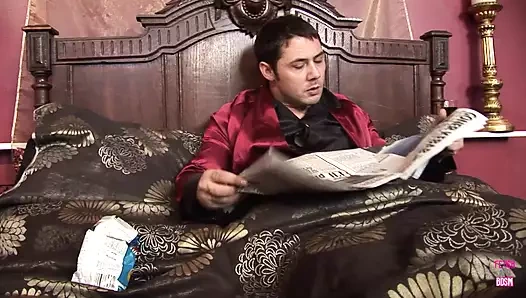 Güzel esmer seks bombası hemşire hastasını ters kovboy kız tarzında yatakta sikiyor