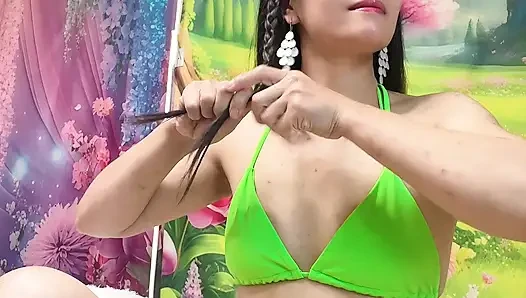 Yeni gün işi için tilki kravatı ve tilki kulağı takıyor