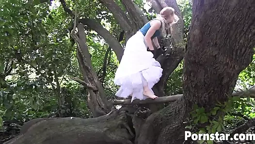 Seksi solo ateşli Madison Young açık havada seks yapıyor