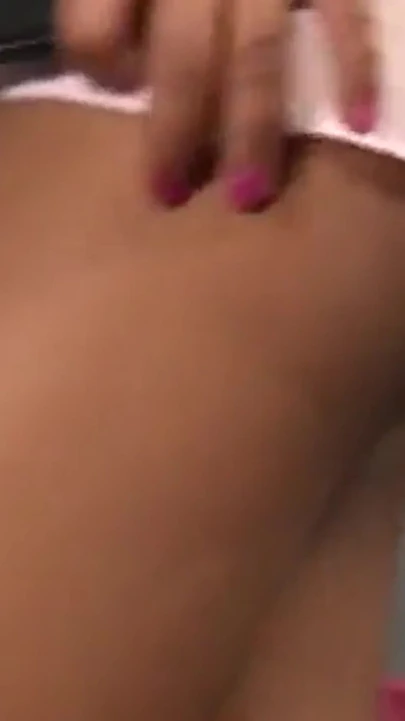 Siyah güzellik duvar deliğine sert beyaz bir yarak alıyor