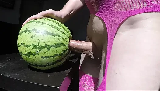 Trans karpuzla sikişiyor ve boşalıyor