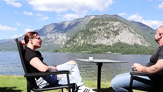 Hallstatt'ta bir yabancıyı sikiyor: balkon striptizi ve ham otel kullanımı - derin yutma finişi
