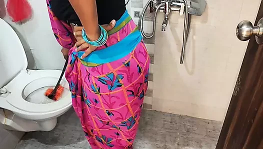 Hintli hizmetçi banyo yıkıp orada sikişiyor