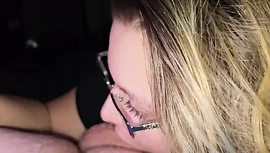 Beni yarağını sertçe besliyor, saçımı kapmasını ve ağzımı kalın kremsi dölüyle doldurıncaya kadar yüzümü sikişini izliyor