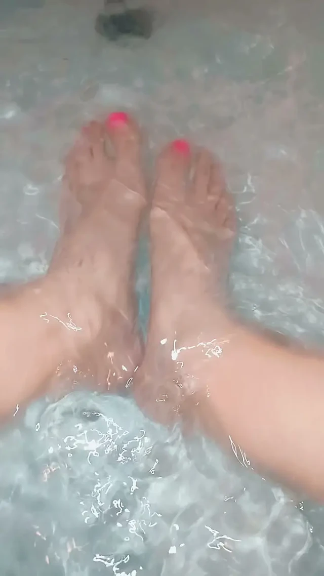 Banyodaki seksi ayaklar