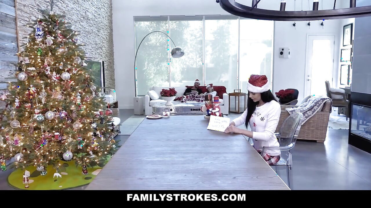 Genç kız Noel Baba'dan Noel yarağı alıyor