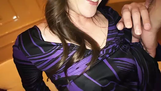 M630g17 olağanüstü tarza sahip güzel ve olgun bir kadın!