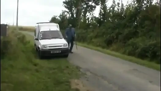 Sapık bir dede taşaklarını fahişenin otobüsünden çıkarmaya geliyor.