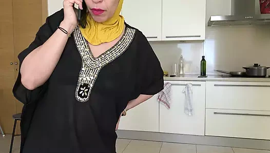 Koca götlü seksi bir Arap kadın kocasını kamerada aldatıyor