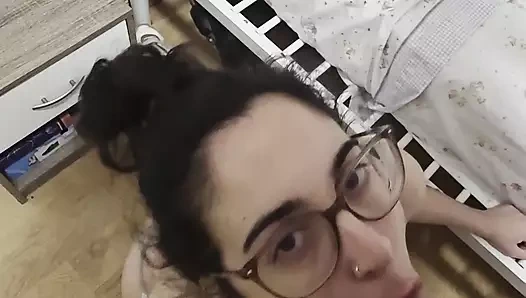 Beni gerçekten sert sikiyor ve amcığıma boşaltıyor