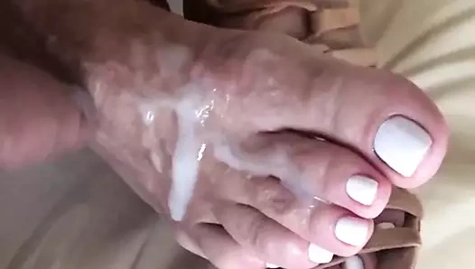 Beyaz ayak parmaklarına krem