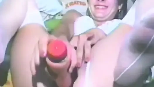 Küçük memeli esmer yarak gibi dildoya biniyor